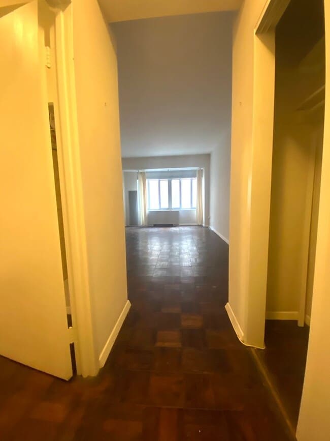 Building Photo - An efficiency apartment located on the 7th...