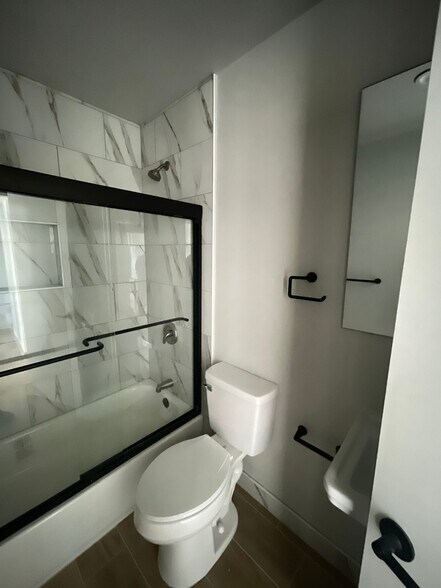 Building Photo - 13425 Vanowen St