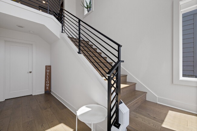 Building Photo - Modern Luxury Living in the Heart of Kirkland- Available for RENT August 15th