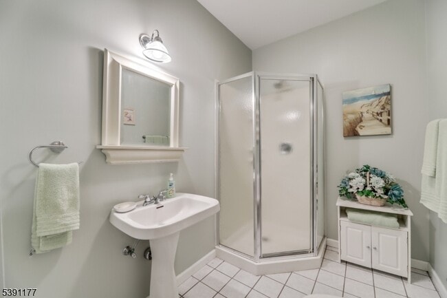 Building Photo - 2 Bedford Dr