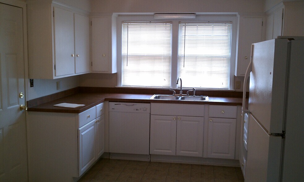 Building Photo - 18725 Chagrin Blvd