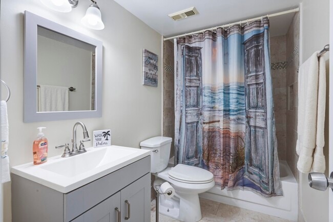 Building Photo - 825 Egret Cir