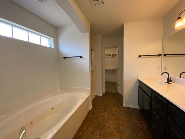 Building Photo - Great location with easy highway access.
