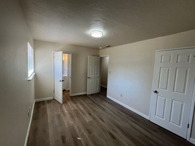 Building Photo - 304 Tennyson Dr
