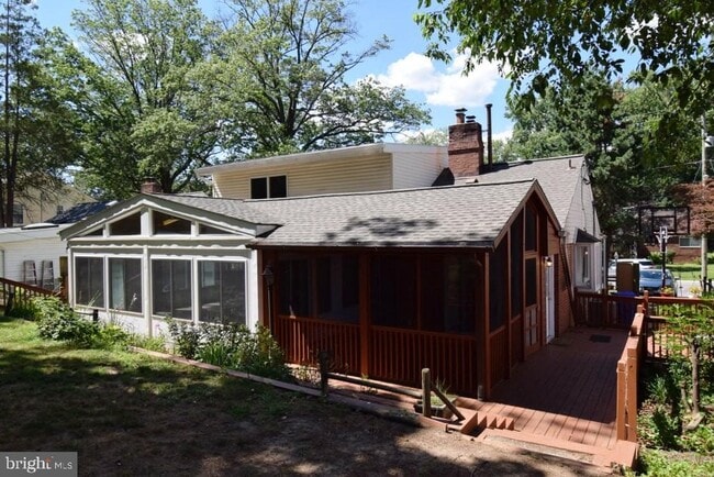 Building Photo - 1507 Oakview Dr