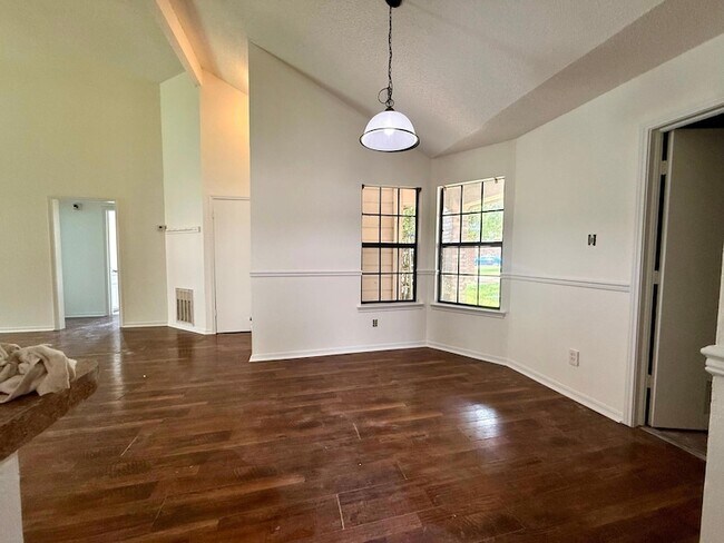 Building Photo - 2107 Willow Way