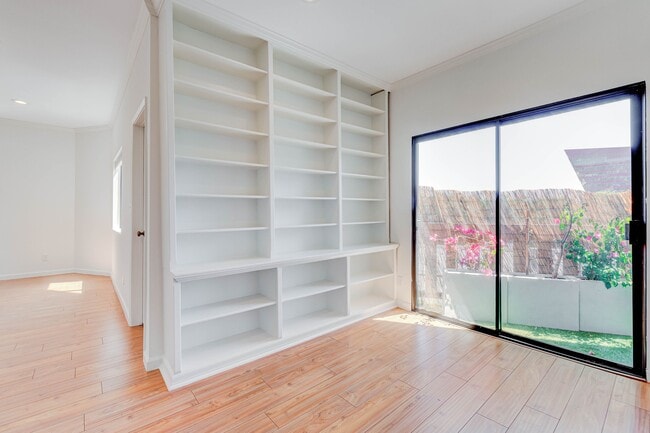 Building Photo - 832 Palm Ave