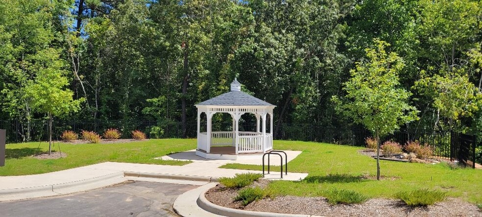 Gazibo area. Mailboxes to the left - 804 Oak Center Dr