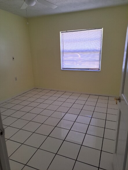 Building Photo - 1021 Oaktree Ln