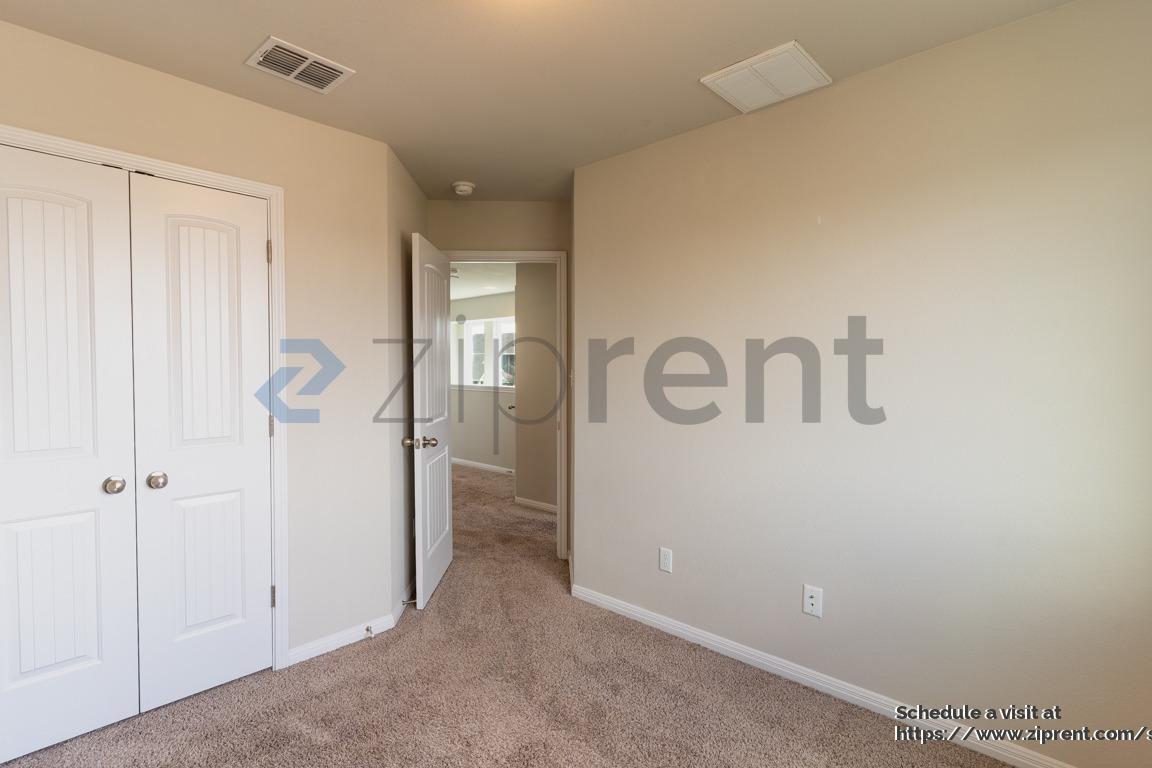 Building Photo - 215 Friendship Oak Dr