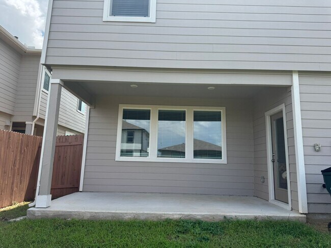 Building Photo - Ready for move-in! Spacious 4-bedroom, 3-b...