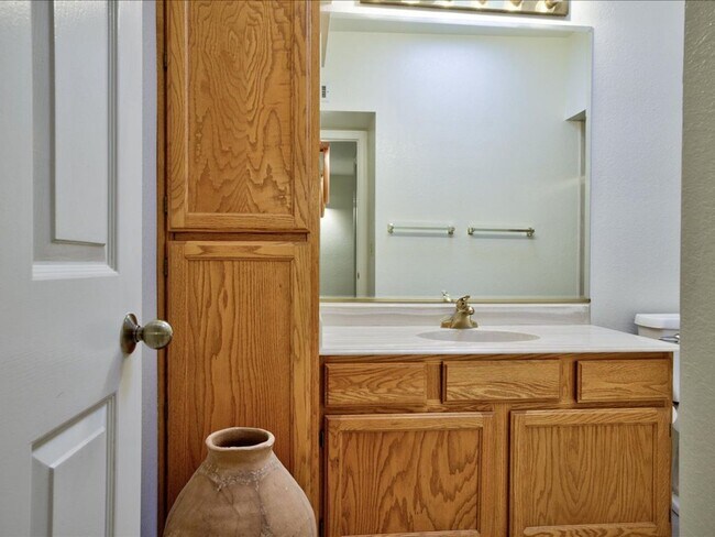 Building Photo - 3 Bedroom 2 Bathroom with Community Pool!!