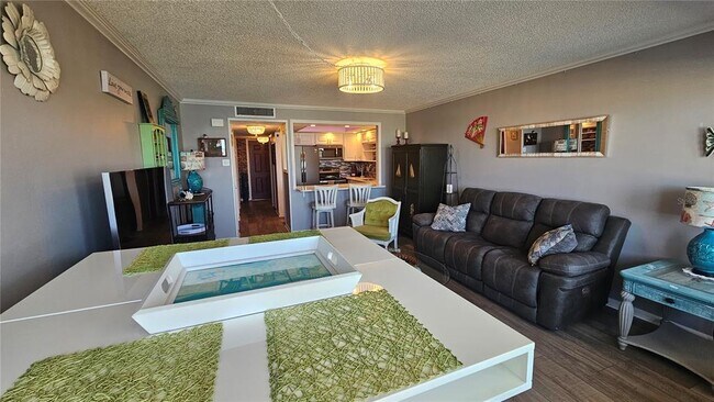 Building Photo - 4575 Cove Cir