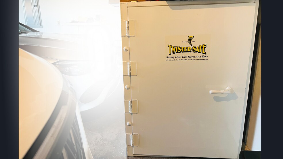 Building Photo - 402 SW Arch St