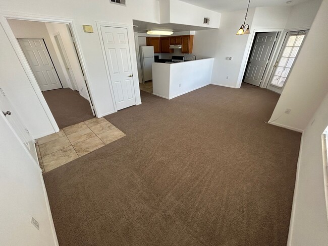 Building Photo - SPACIOUS 2 BEDROOM, 2 BATHROOM UPSTAIRS CO...