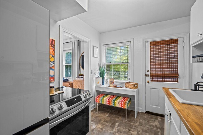 Building Photo - Spacious Townhome Available in Downtown Gr...