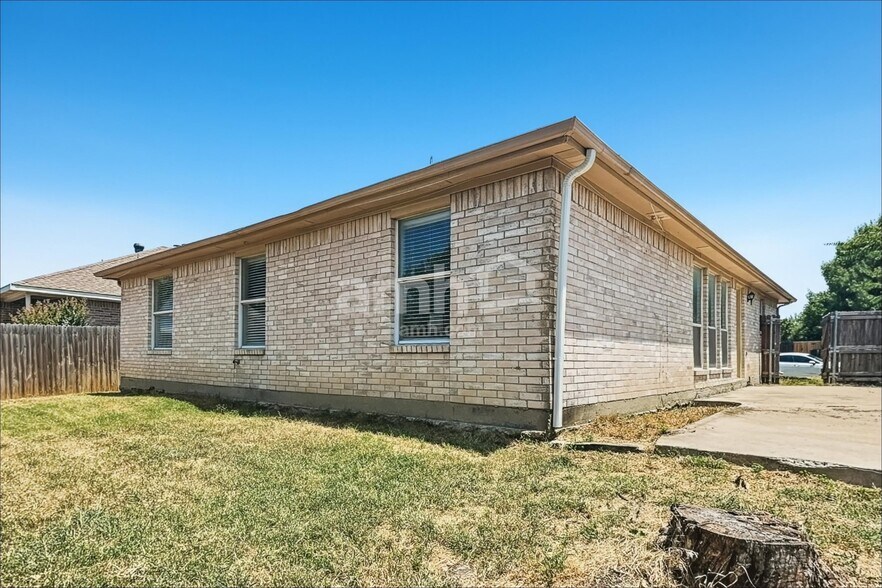 Building Photo - 1325 Misty Dr