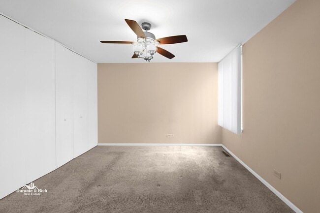 Building Photo - One Bed One Bath Four Lakes