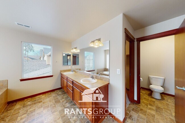 Building Photo - Move in Ready! Beautiful home in Puyallup! Easy Commute to JBLM!