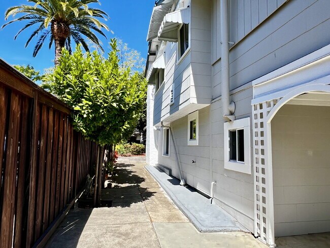Building Photo - Bright and Spacious 5 Bedroom Home in San Anselmo
