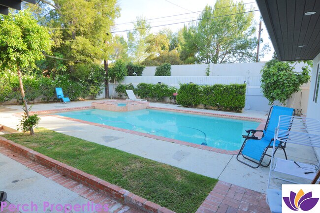 Building Photo - 5955 Hillview Park Ave