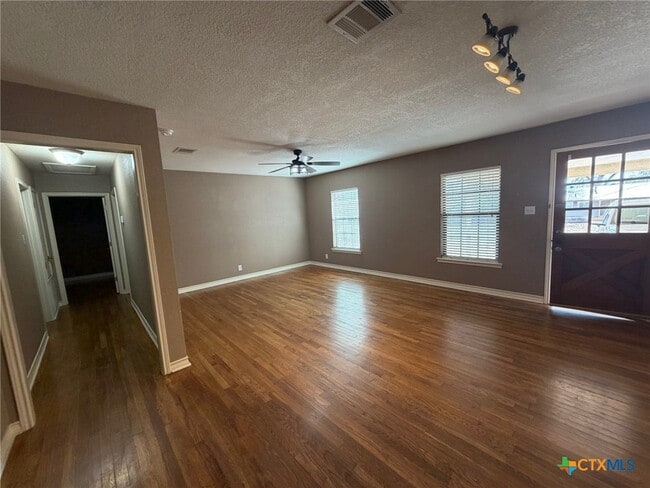 Building Photo - 127 Hillcrest Dr