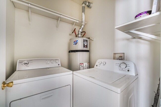 Building Photo - Spacious Henderson Townhome with Modern Up...