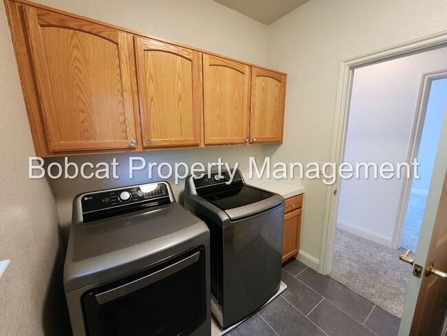 Building Photo - 1240 Flintwood Dr