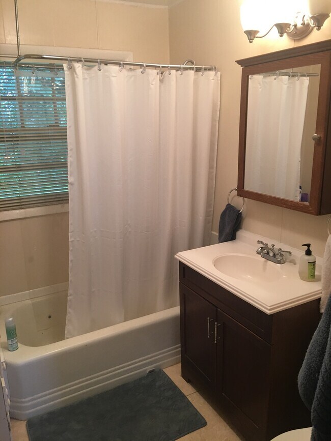 Building Photo - Charming 2 Bedroom 2 bath home with finish...