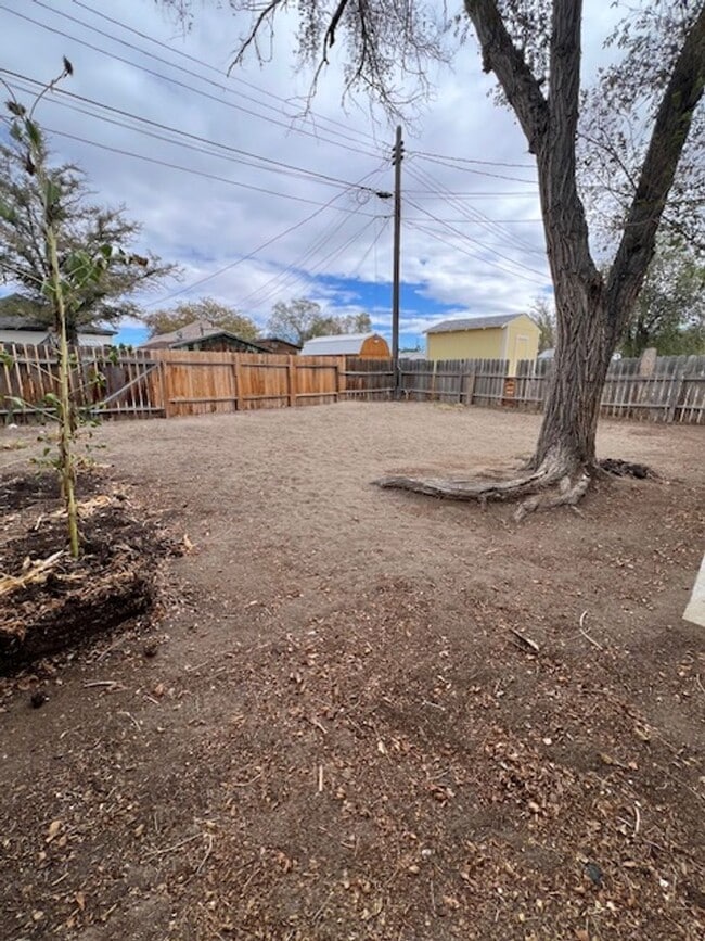 Building Photo - 2 Bedroom 1 Bath with W/D Hook Ups!