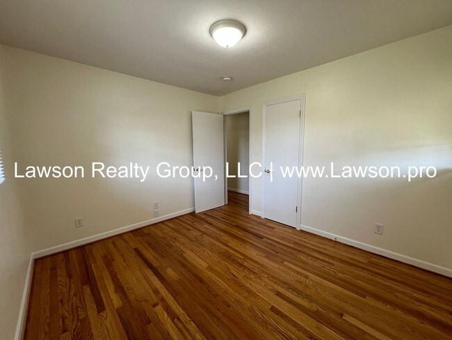 Building Photo - Pristine Brick Ranch with Covered Back Patio!