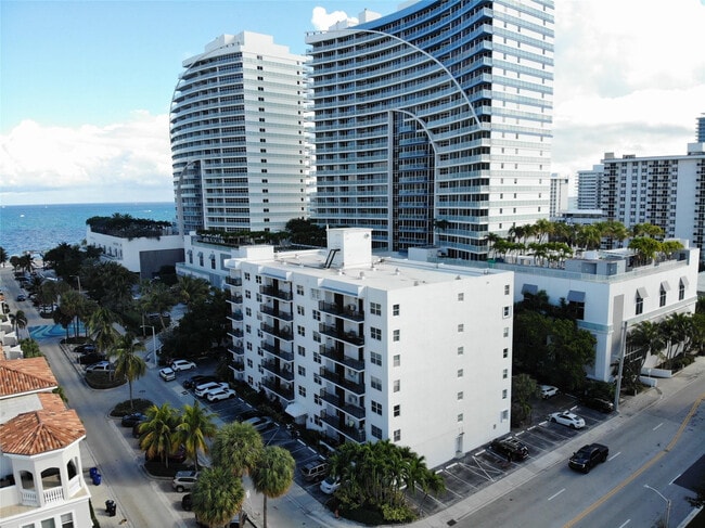 Building Photo - 3000 Riomar St