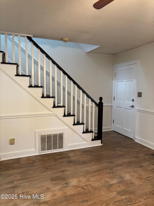 Building Photo - 609 River Hill Dr