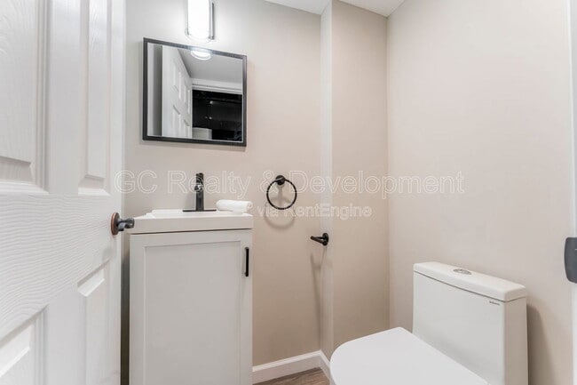 Building Photo - 3303 Division St