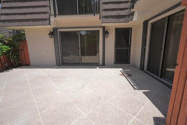 Building Photo - 1008 10th Ct