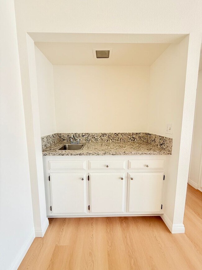 Building Photo - 3Bed/3Bath House Plus Office in South Torr...