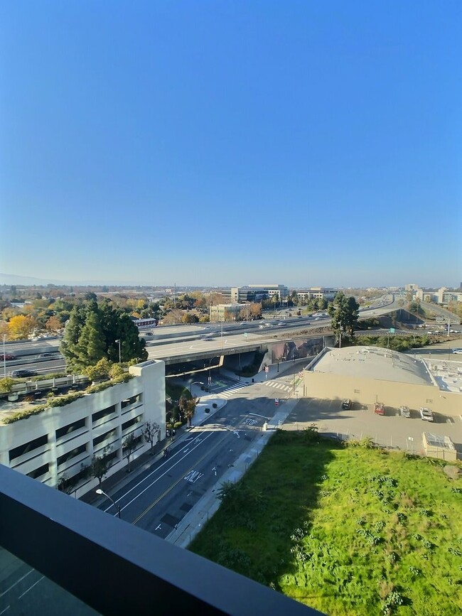 Building Photo - Gorgeous 1 Bedroom Condo at Axis with Den