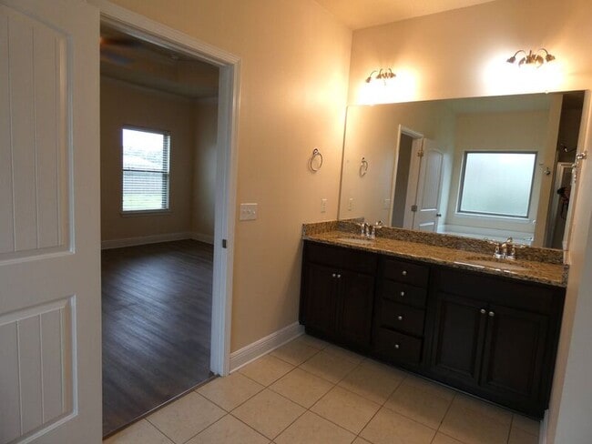 Building Photo - 5927 Palermo Dr