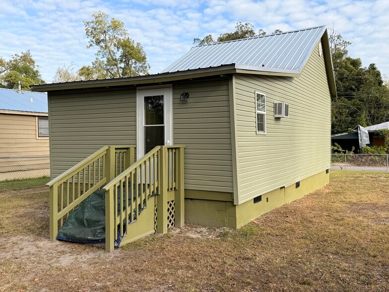 Building Photo - 132 Patten St