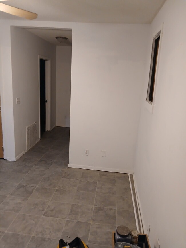 Building Photo - 941 W 8th St