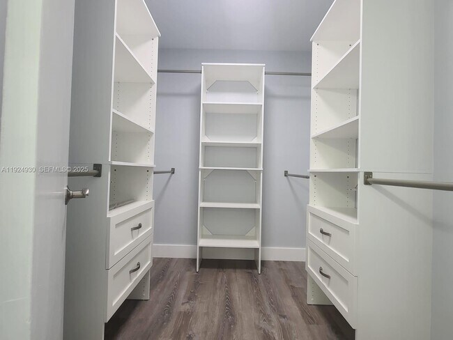 Building Photo - 8895 Fontainebleau Blvd