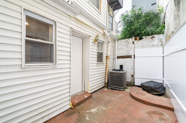 Building Photo - 1635 Catharine St