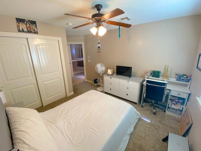 Building Photo - East El Paso Refrig A/C 4bed across from Park!