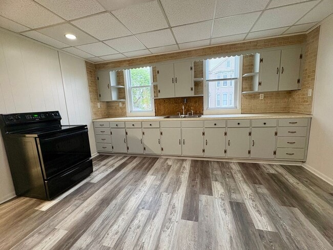 Building Photo - 3 Bedroom 1 Bathroom in Lebanon!