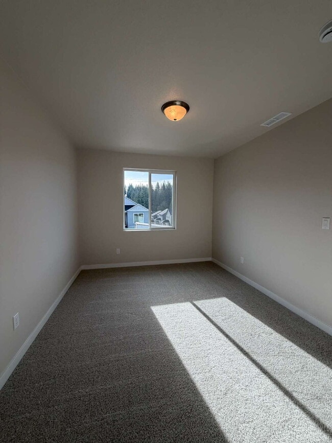 Building Photo - Brand New Estacada 3 bed/2 1/2 bath Home!