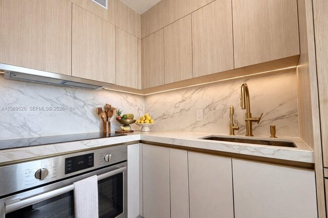 Building Photo - 1000 West Ave