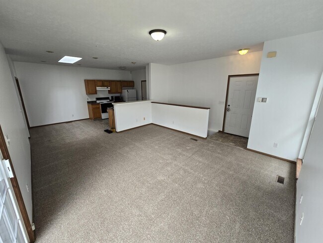 Building Photo - 748 W Belmont Ave