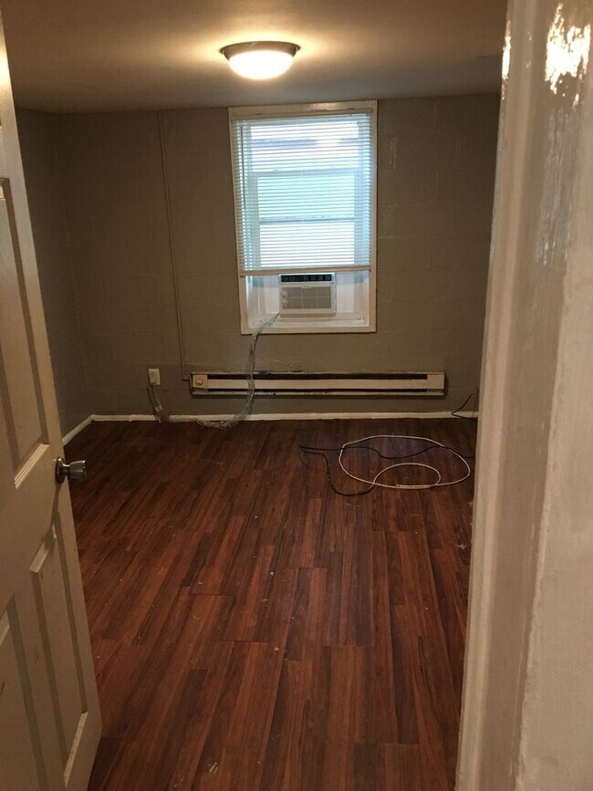 Building Photo - COMING SOON! 2 Bed / 1 Bath