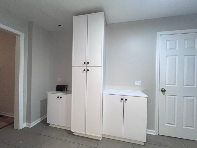 Building Photo - 8919 S Muskegon Ave