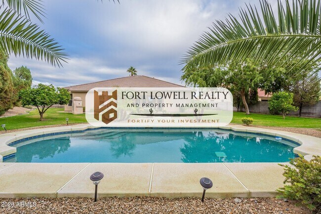 Building Photo - 13354 W San Miguel Ave